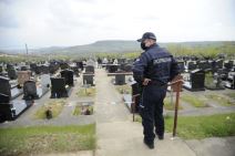 beograd groblje pucnjava lesce ranjen mladic tokom parastosa detalji