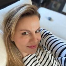 Maja Nikolić bez šminke