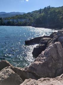 PAPRENO LETOVANJE U KOMŠILUKU: Ručak za dvoje 25€, u marketima sve DUPLO SKUPLJE, a tek smeštaj i putarine...