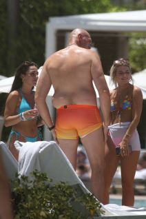 tajson fjuri suncanje devojke ga mazu uljem pored bazena fotografije