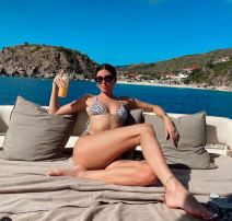 nikol inglis pozira ispod tusa instagram foto