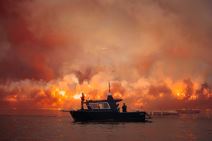 crvena zvezda navijači proslava titule bakljada vatromet reka kalemegdan