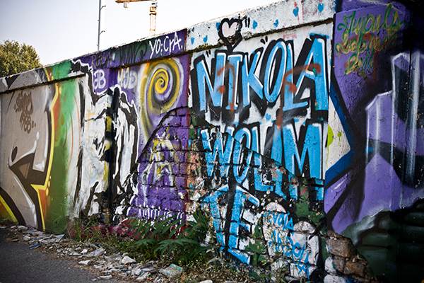 Srpska snajka se šokirala grafitima u Srbiji
