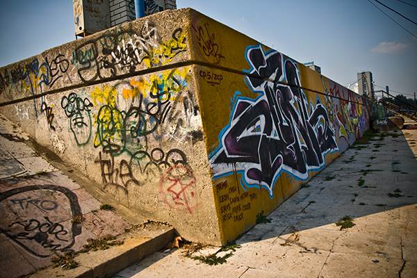 Srpska snajka se šokirala grafitima u Srbiji