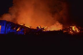 nis pozar magacin gasenje vatrogasci fotografija