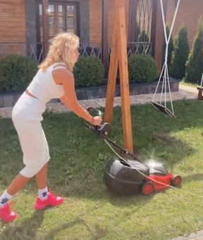 snežana borijan kosi travu instagram foto