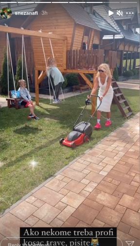 snežana borijan kosi travu instagram foto