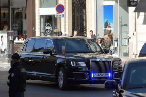 Vladimir Putin dugme na stolu