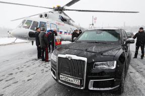 Vladimir Putin dugme na stolu
