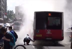 zapalio se autobus dom omladine