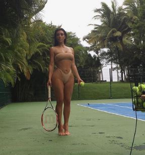 kim kardasijan u kupacem foto