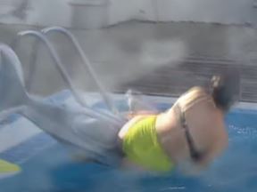 Miljana naskače na delfina u bazenu video