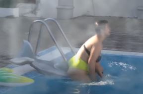 Miljana naskače na delfina u bazenu video