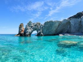 Porodici iz Srbije uzeli stvari radnici na plaži