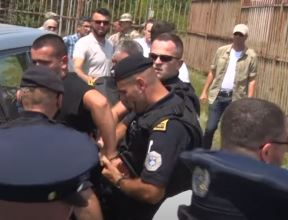 priveden mladić na gazimestanu