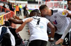 Aleksandar Mitrović slavio gol sa dečakom u kolicima