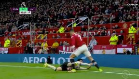 Kristijano Ronaldo šutira igrača izbegao crveni karton
