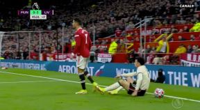 Kristijano Ronaldo šutira igrača izbegao crveni karton