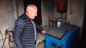 Aleksić sprema ogrev za zimu (2).jpg