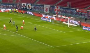 Andre Silva promašaj gola 4.jpg