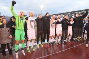 Partizan slavi s navijačima (2).JPG