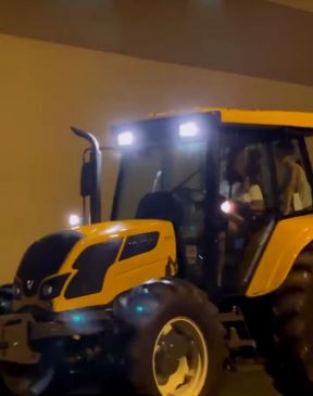 Diego Kosta, Traktor (4).jpg