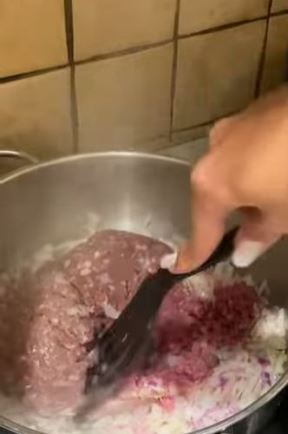 Anastasija Ražnatović pravi pitu u kuhinji
