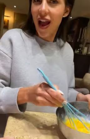 Anastasija Ražnatović pravi pitu u kuhinji