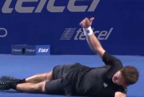 Stefan Kozlov se srušio na terenu 2.jpg