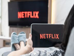 Žena gleda Netflix na tabletu i na TV-u