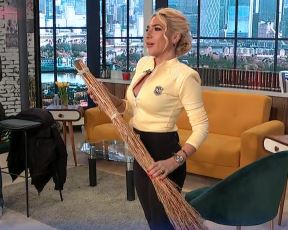 Jovana Jeremić s metlom u studiju