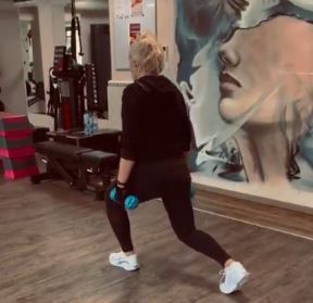 Mirjana Karanović trenira sa tegovima u teretani