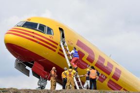 DHL avion, Prepolovljen (1).jpg