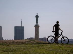 lepo-vreme,-ljudi,-pešaci,-pešak,-kalemegdan,-pobednik,-biciklista.jpg