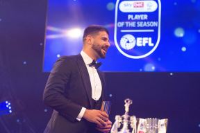 Mitrovic na dodeli nagrada EFL (2).jpg