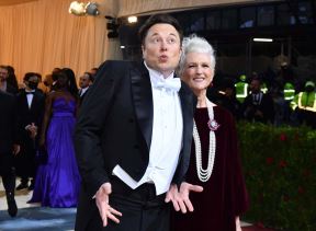 Ilon Mask prošetao mamu supermodela na Met Gala crvenom tepihu (3).jpg