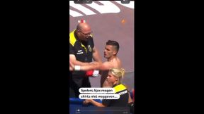 Tadić u klinču sa obezbeđenjem stadiona (2).jpg