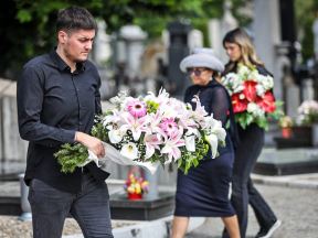 Ana Bekuta polozila cveve na grob Milutina Mrkonjica (8).jpeg