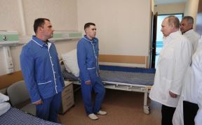 Putin u poseti ranjenicima  (3).jpg