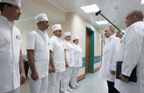 Putin u poseti ranjenicima  (4).jpg
