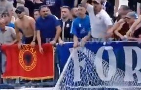 Albanski navijaci cepaju mrezu od gola (5).jpg