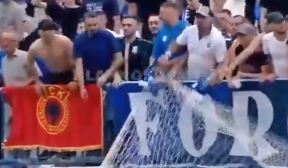 Albanski navijaci cepaju mrezu od gola (6).jpg