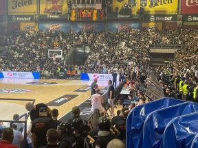 Partizan, Zvezda, Igraci cekaju sudije (1).jpg