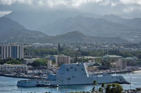 USS Zumwalt Americki razarac (1).jpg