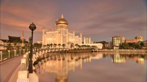 Real Royalty - The Lavish Life Of The Sinister Sultan Of Brunei Asia's Monarchies Real Royalty [5LOFpi-1L4o - 1250x703 - 2m54s].png