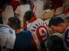 Crvena Zvezda, Navijači, Dresovi (4).jpg