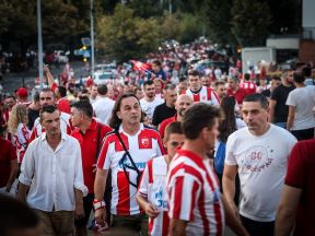 Crvena Zvezda, Navijači, Dresovi (17).jpg