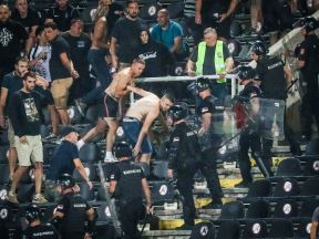 Navijači Partizana skandiraju Uprava napolje