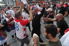 Srpski i hrvatski navijači pevaju zajedno Koktel ljubavi na Eurobasketu