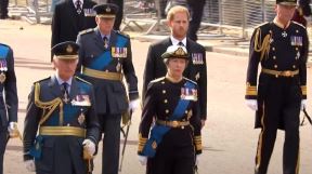kralj i princevi prate kovceg kraljice (2).png